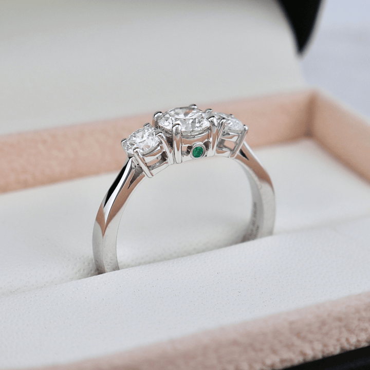 Mathieu Blanchard Bagues Bague en or à trois diamants 1,27 CTW  ronds avec accent émeraude