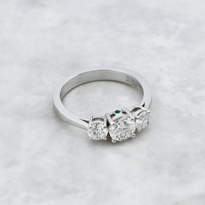 Mathieu Blanchard Bagues Bague en or à trois diamants 1,27 CTW  ronds avec accent émeraude