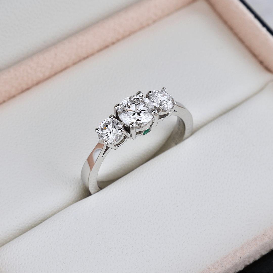 Mathieu Blanchard Bagues Bague en or à trois diamants 1,27 CTW  ronds avec accent émeraude