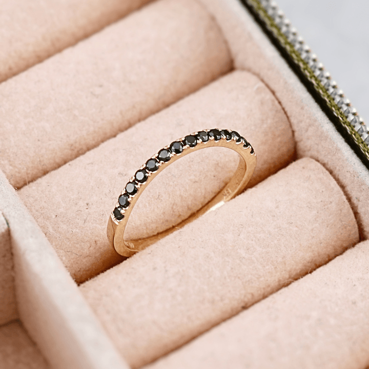 Mathieu Blanchard Bagues Bague Semi-éternité courbe en or 14K - 18K ou platine et diamants noirs