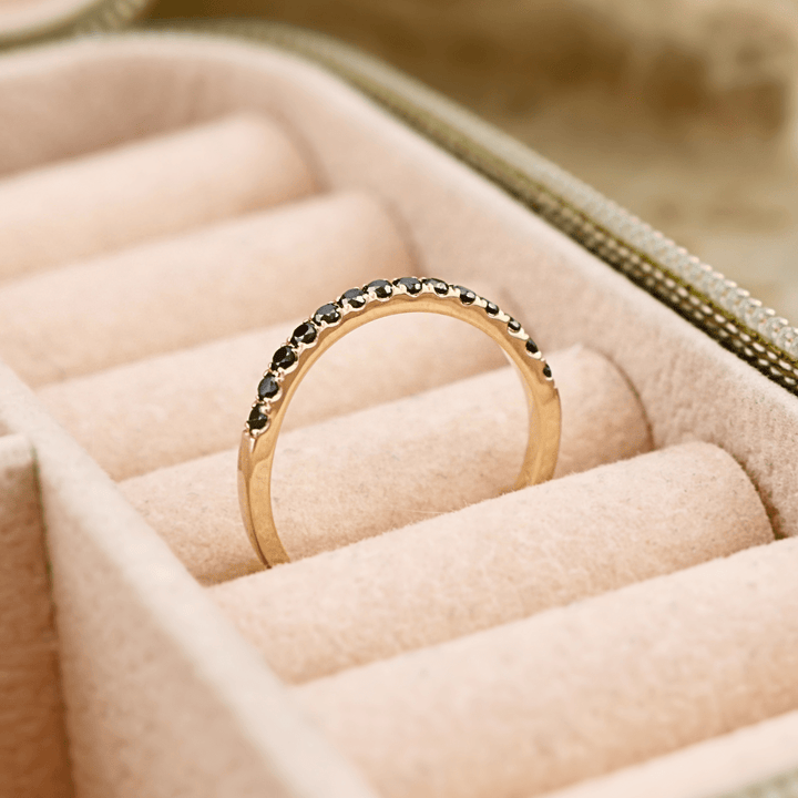 Mathieu Blanchard Bagues Bague Semi-éternité courbe en or 14K - 18K ou platine et diamants noirs