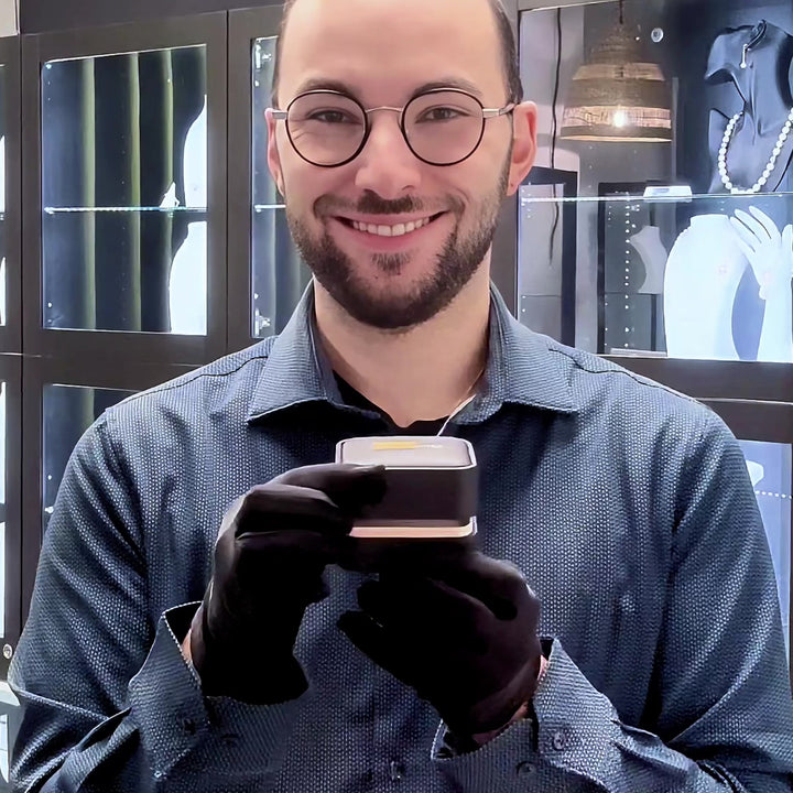 Bague en or à trois diamants 1,27 CTW  ronds avec accent émeraude