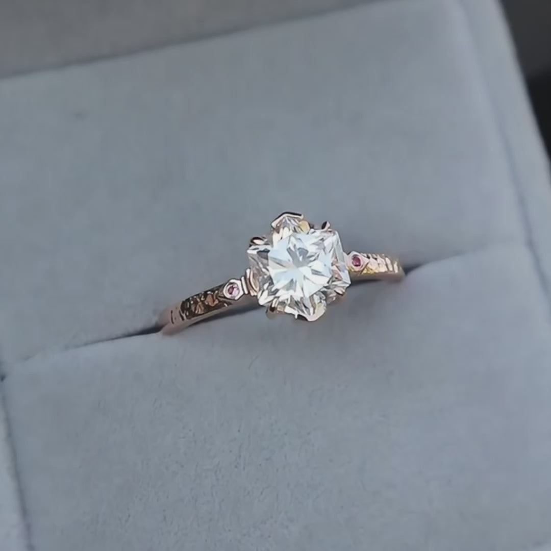 Bague solitaire Martelée Hexagone en or 14K -18K, rubis et moissanite 2ct