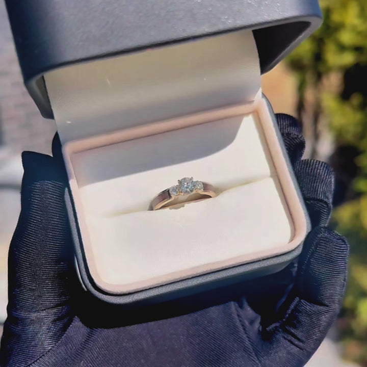Wood and Three Stone 0,80 CTW Diamond Custom Ring