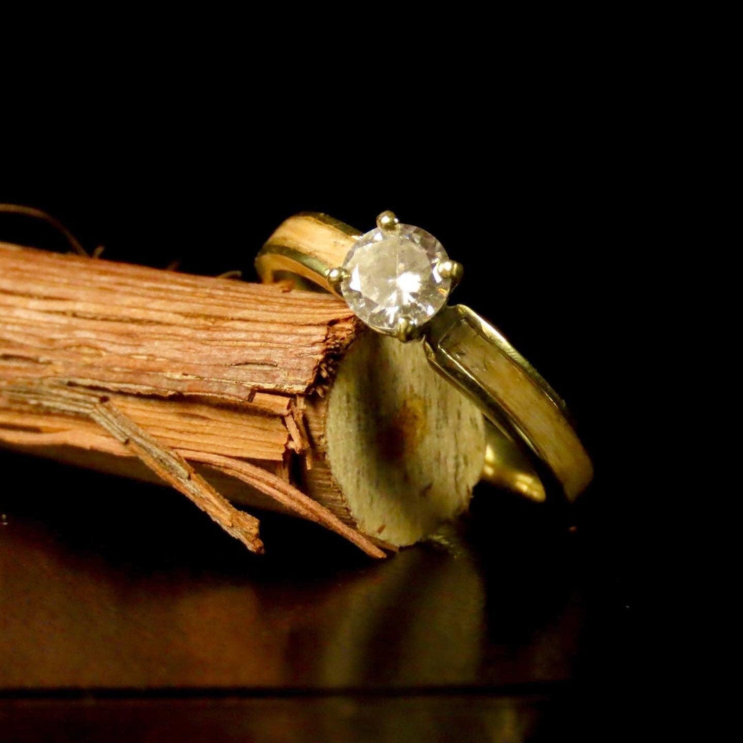Atelier du bon bouleau Bague Solitaire en bois, or 14K - 18K et moissanite personnalisée