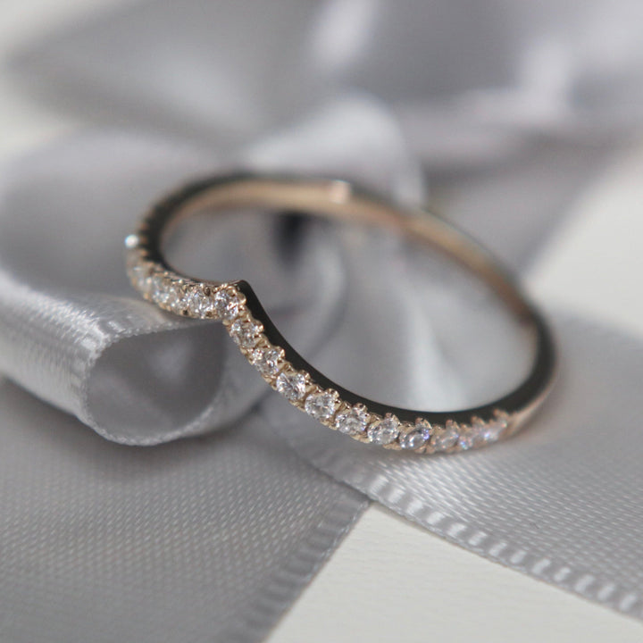 Mathieu Blanchard Bague V en or 14K et moissanites