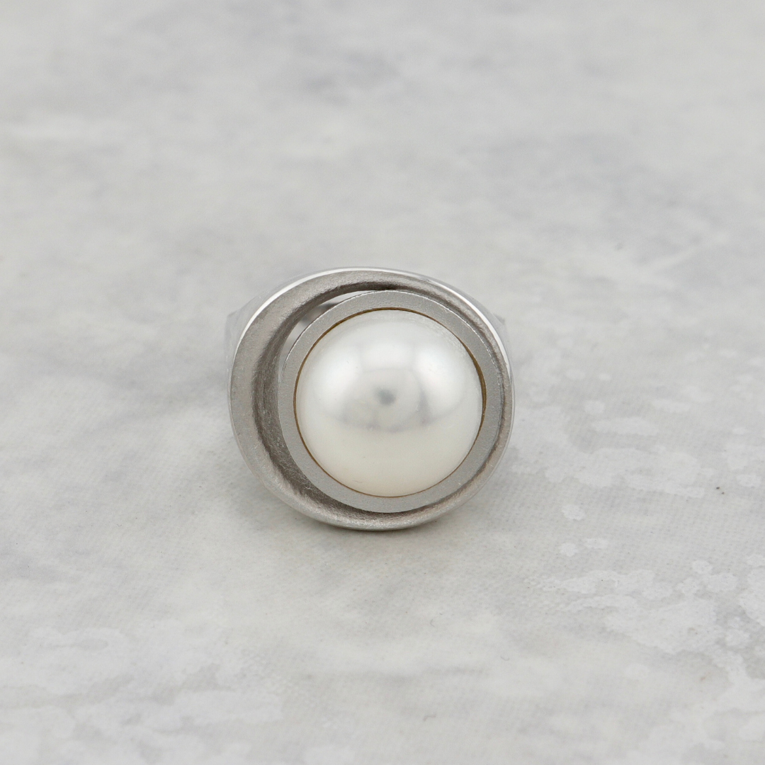 Pearl ring button 11.5mm on rhodium plated silver