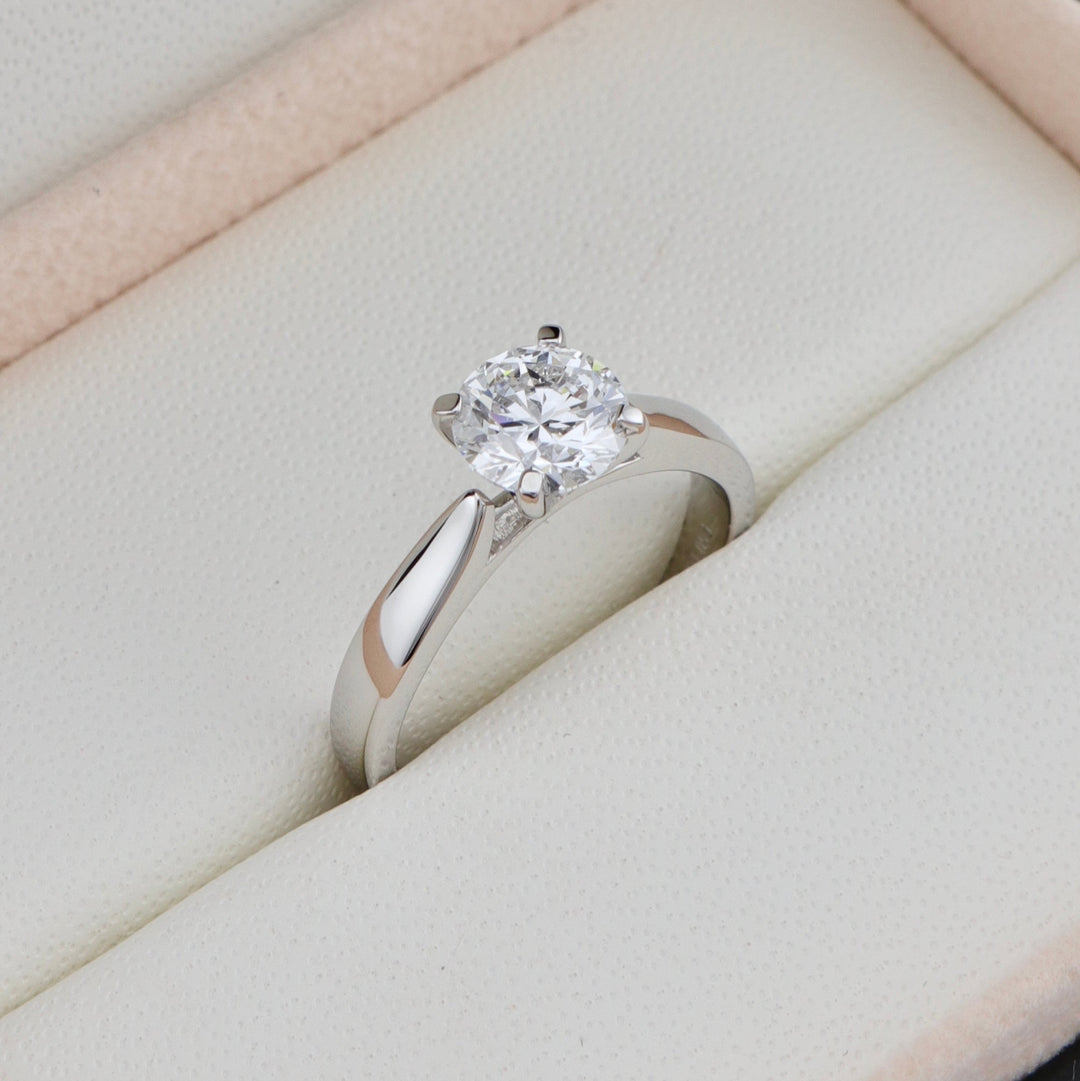 Classic Solitaire Platinum and 1,05 ct Diamond Ring