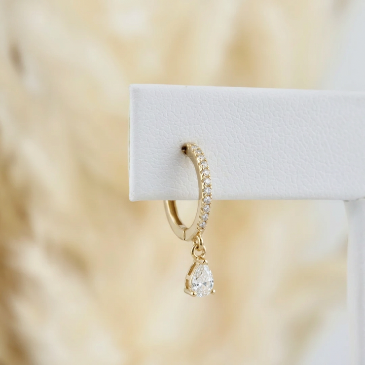 Boucle d’oreille Huggies dorée, mini créole sertie et pendentif goutte
