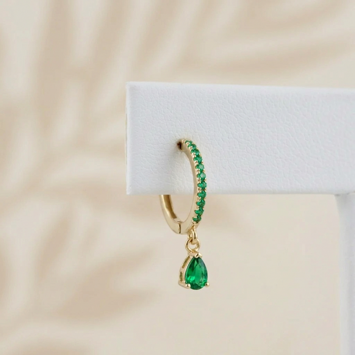 Boucle d’oreille Huggies plaquée or jaune, créole pavée vert et goutte verte