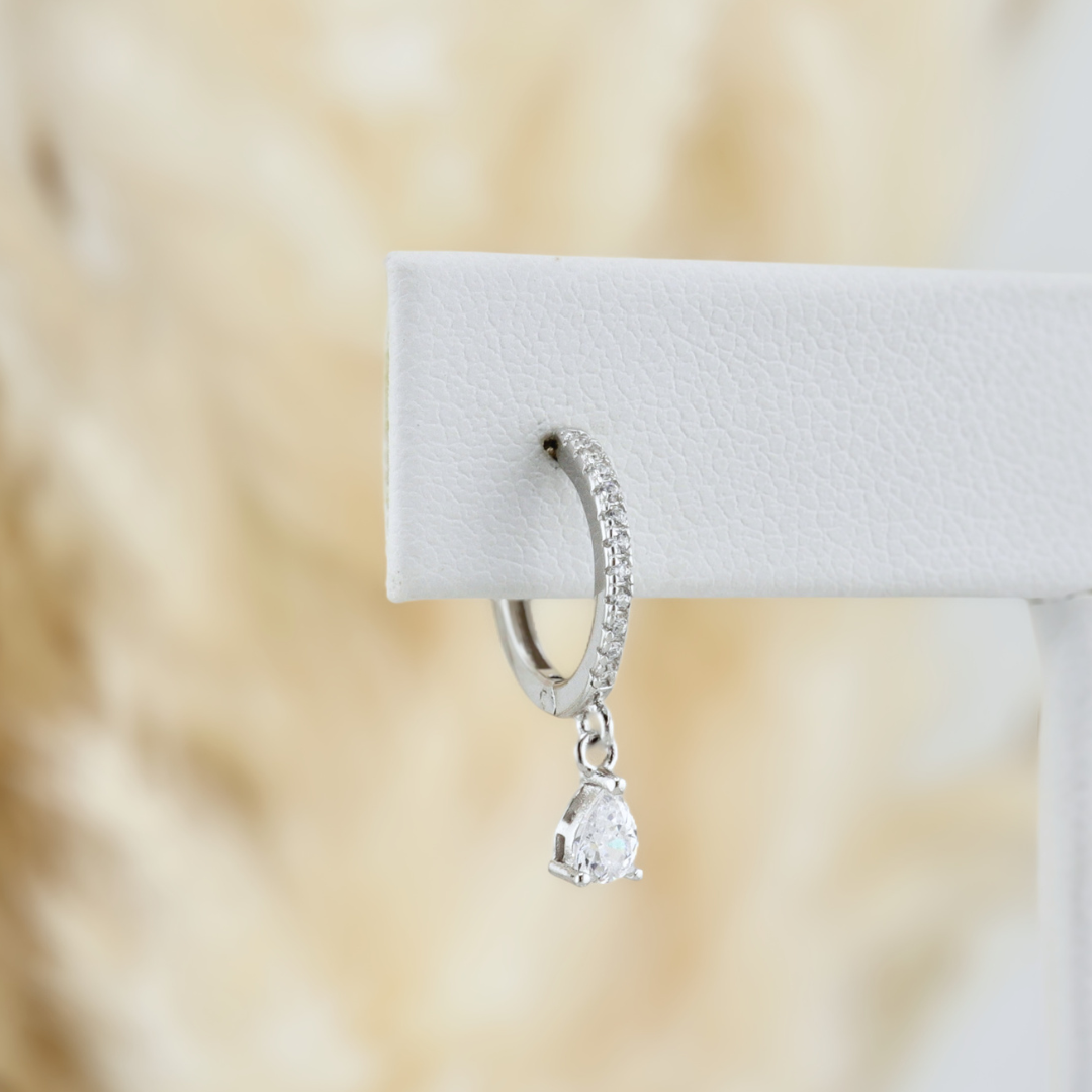 Boucle d’oreille Huggies en argent, mini créole sertie et pendentif goutte