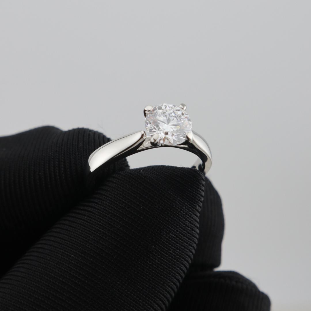 Classic Solitaire Platinum and 1,05 ct Diamond Ring