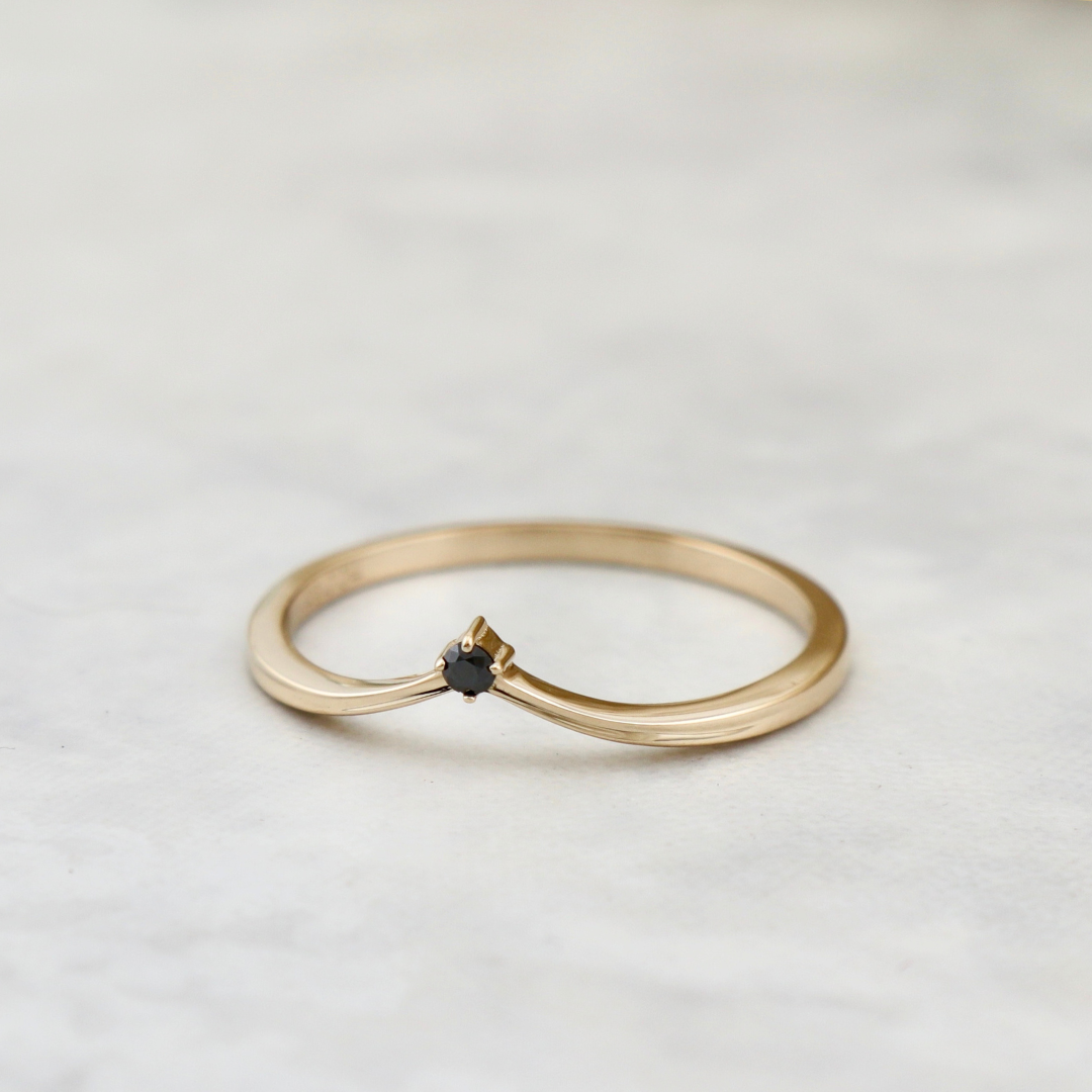 Bague V en or 14K et saphir noir