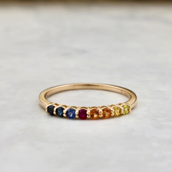 Bague semi-éternité en or 14K, saphirs et rubis