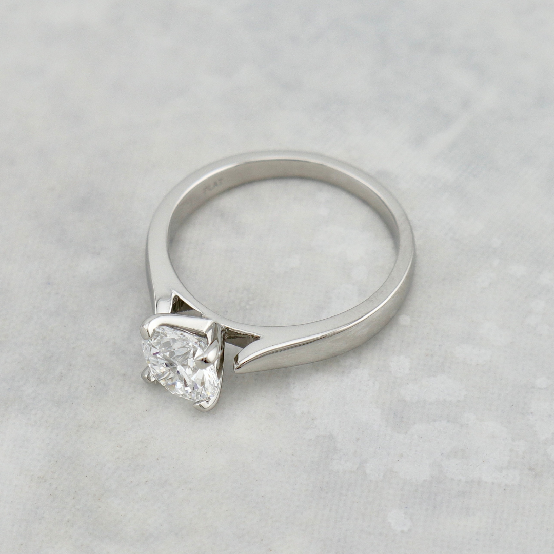 Classic Solitaire Platinum and 1,05 ct Diamond Ring