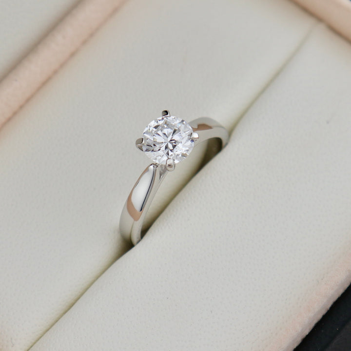 Classic Solitaire Platinum and 1,05 ct Diamond Ring