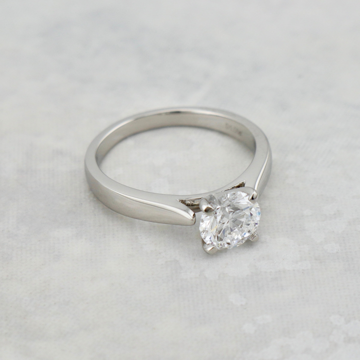 Classic Solitaire Platinum and 1,05 ct Diamond Ring