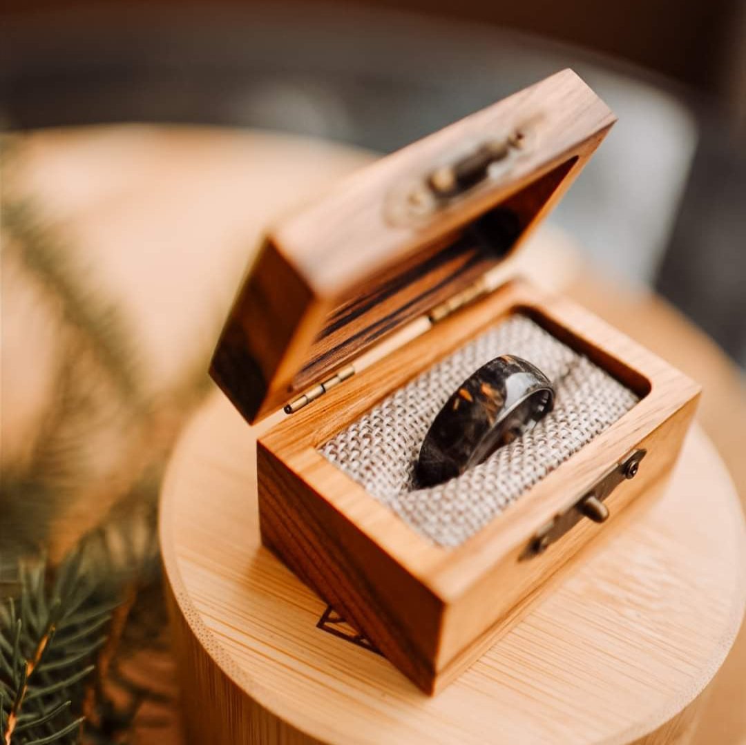 Bague en tungstène et bois d'érable infusé noir