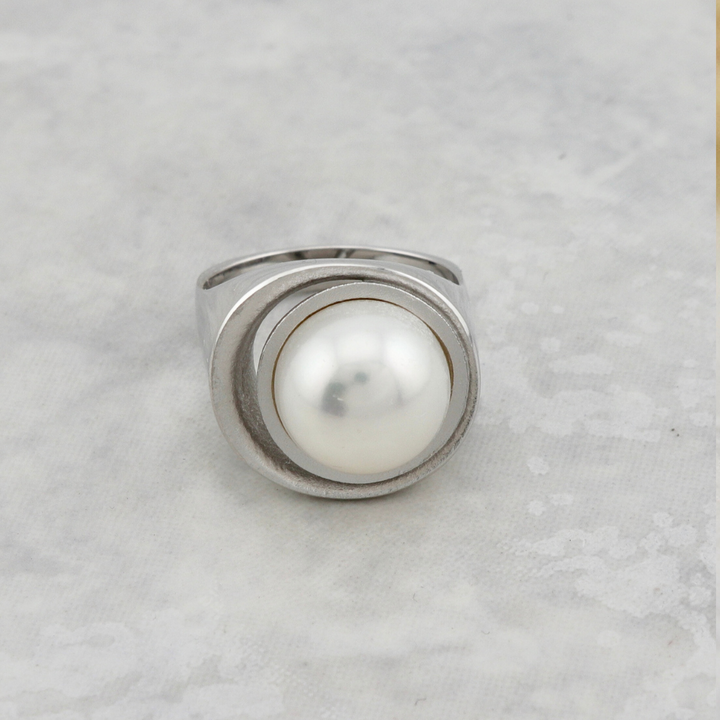 Pearl ring button 11.5mm on rhodium plated silver