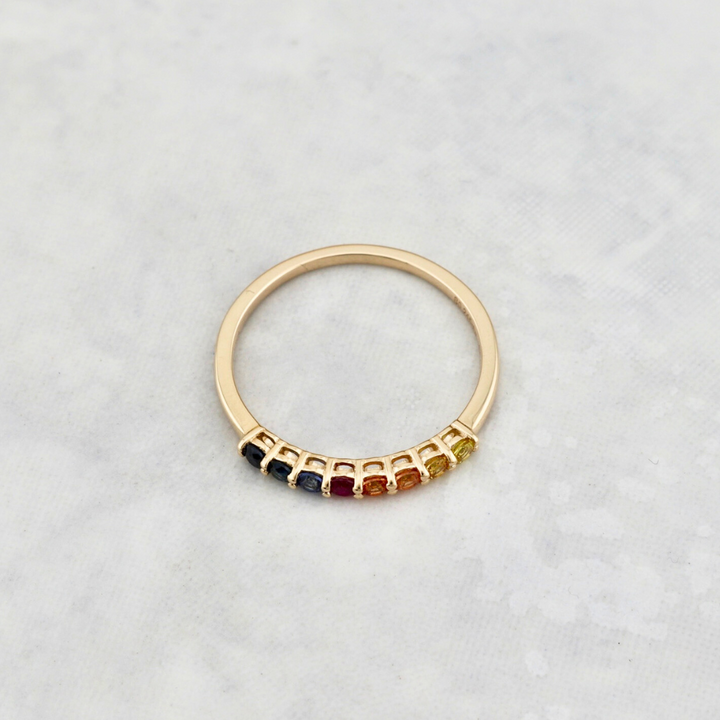 Bague semi-éternité en or 14K, saphirs et rubis