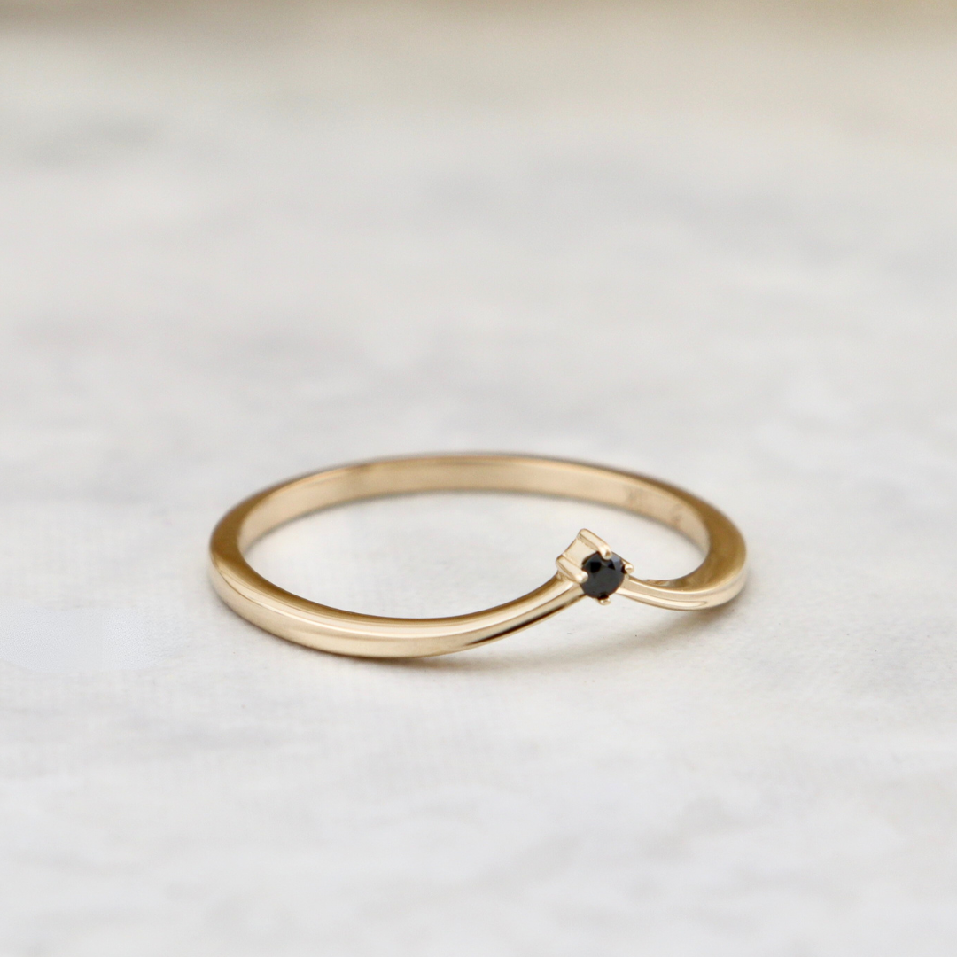 Bague V en or 14K et saphir noir