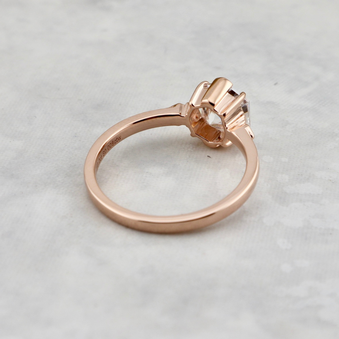 Bague solitaire Martelée Hexagone en or 14K -18K, rubis et moissanite