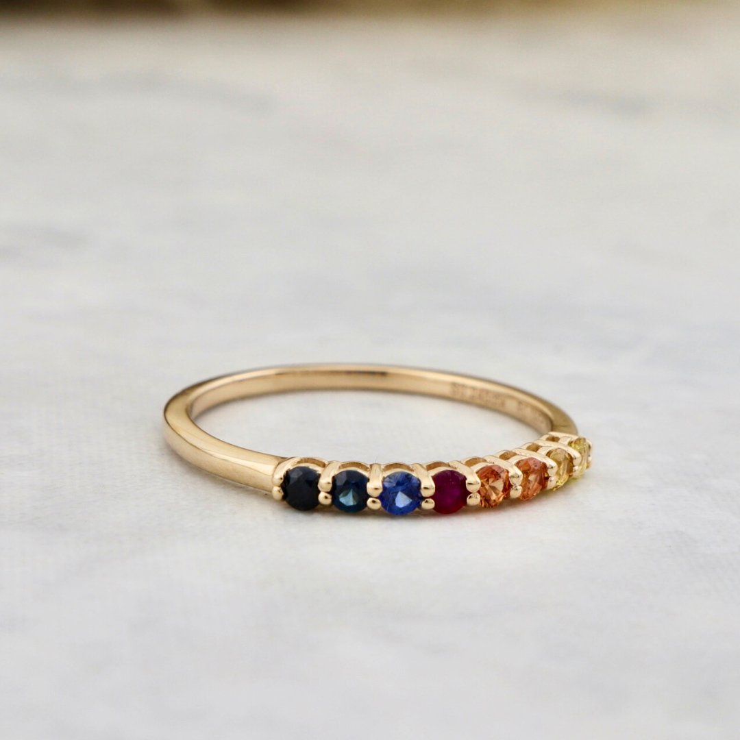 Bague semi-éternité en or 14K, saphirs et rubis