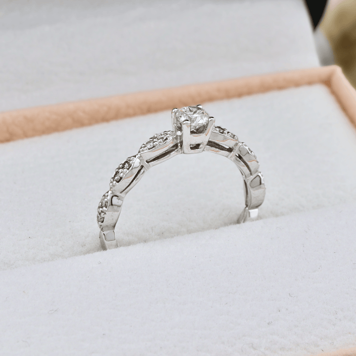 Bague Ariel Diamants 0.33ctw Mathieu Blanchard Bagues Solitaire diamant avec pavé 0,33ctw  – Joaillerie sur mesure | Mathieu Blanchard Mathieu Blanchard Joaillerie