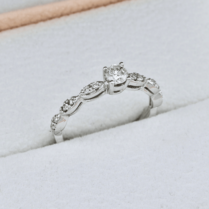 Bague Ariel Diamants 0.33ctw Mathieu Blanchard Bagues Solitaire diamant avec pavé 0,33ctw  – Joaillerie sur mesure | Mathieu Blanchard Mathieu Blanchard Joaillerie