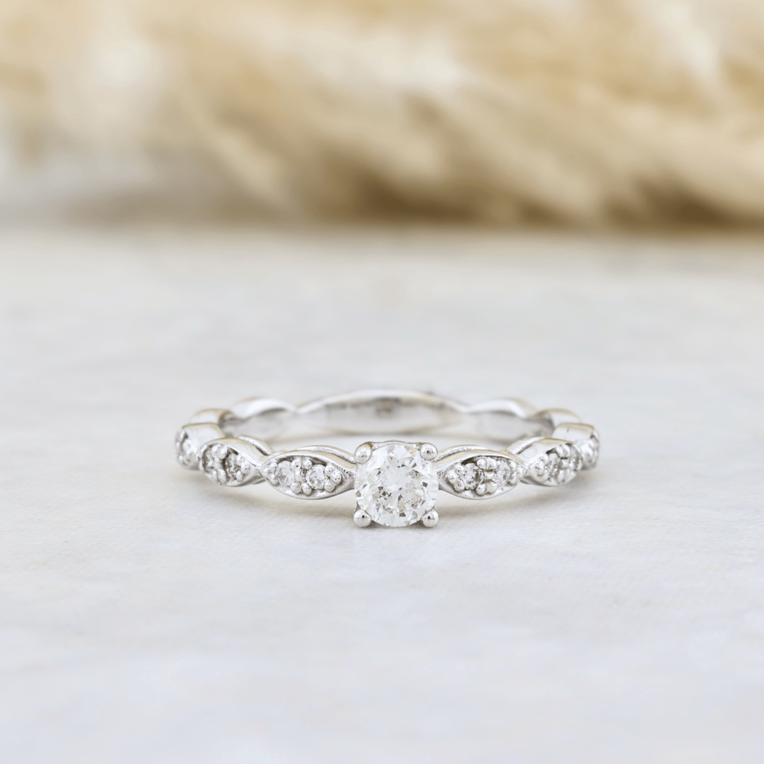Bague Ariel Diamants 0.33ctw Mathieu Blanchard Bagues Solitaire diamant avec pavé 0,33ctw  – Joaillerie sur mesure | Mathieu Blanchard Mathieu Blanchard Joaillerie