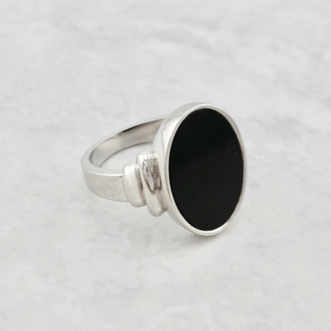 Bague chevalière Onyx ovale en argent sterling Mathieu Blanchard Bagues Bague en argent 925 et Cabochon Onyx  | Mathieu Blanchard Mathieu Blanchard Joaillerie