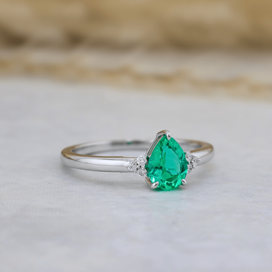 - Bagues Bague Cluster diamants et émeraude poire