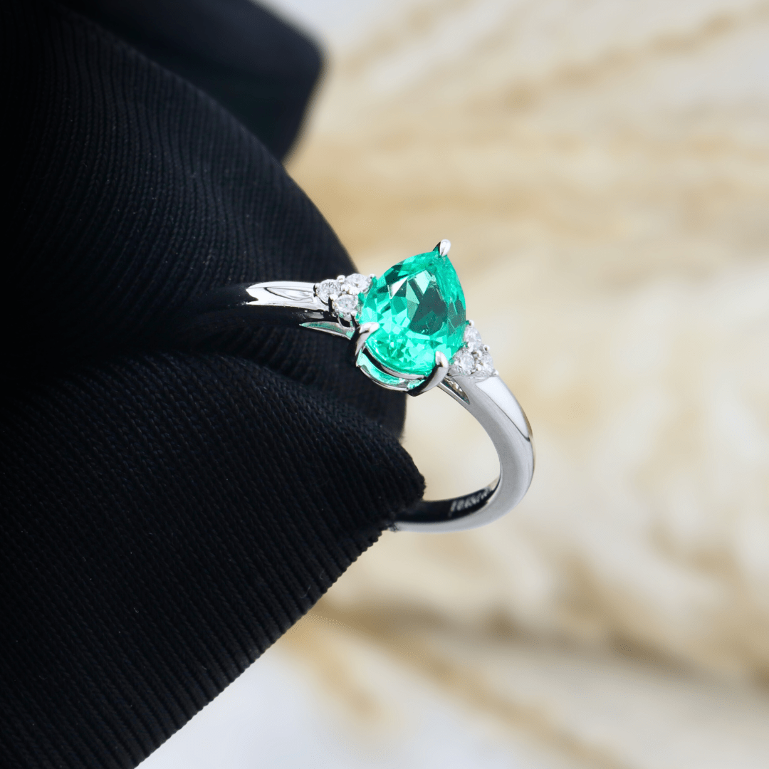 - Bagues Bague Cluster diamants et émeraude poire