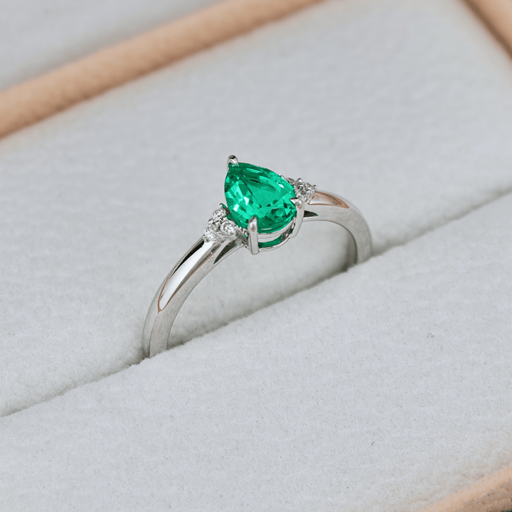 - Bagues Bague Cluster diamants et émeraude poire