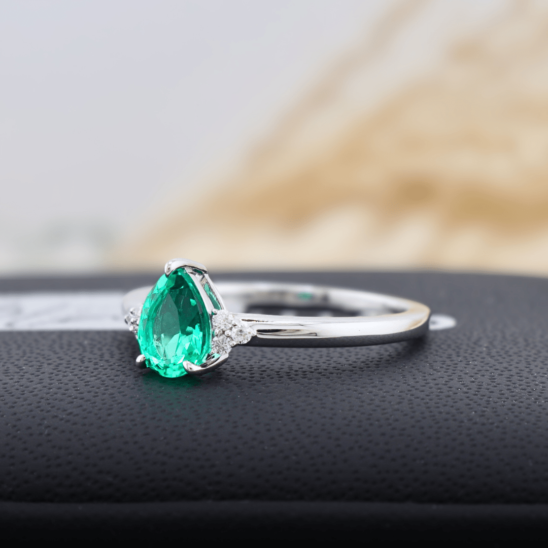 - Bagues Bague Cluster diamants et émeraude poire