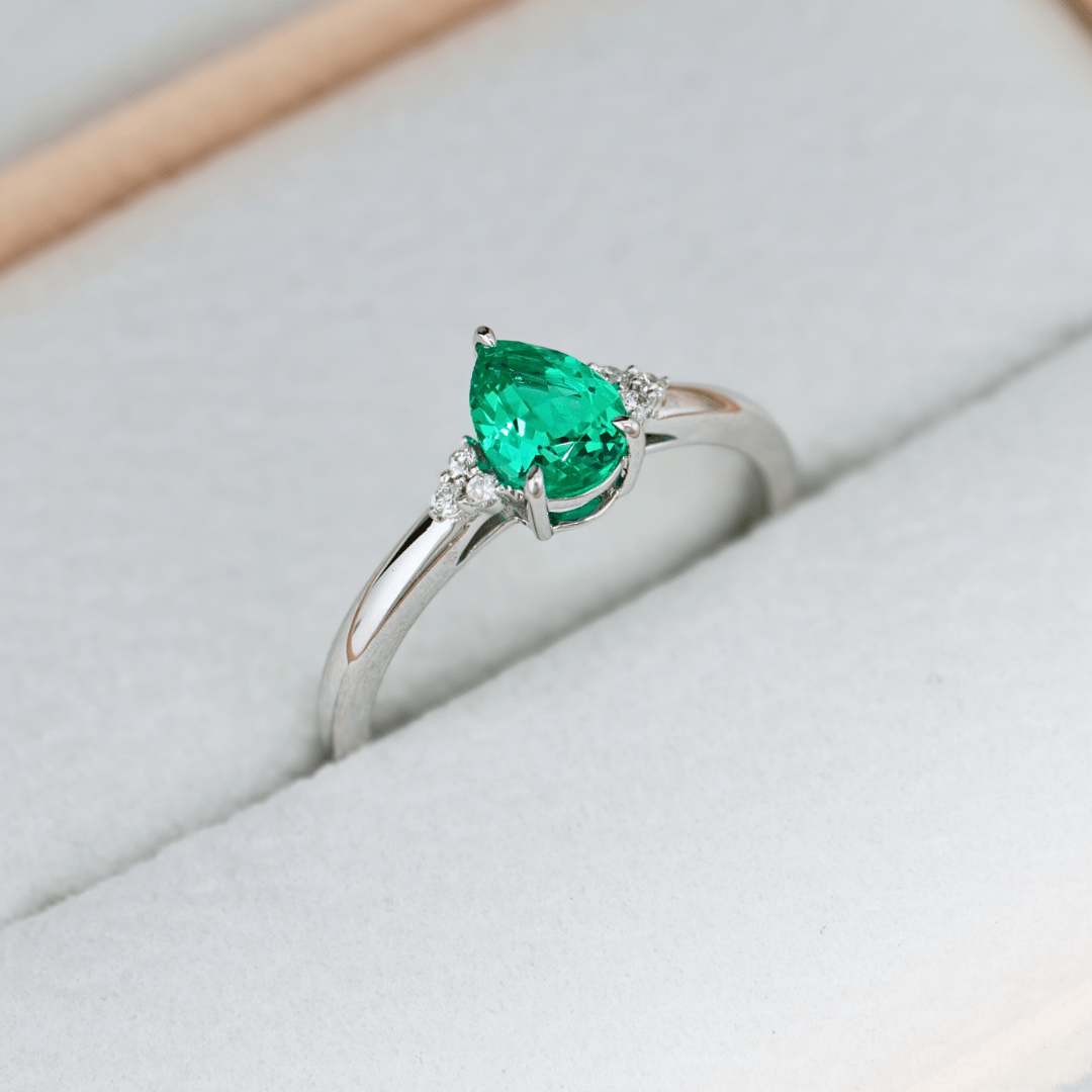 - Bagues Bague Cluster diamants et émeraude poire