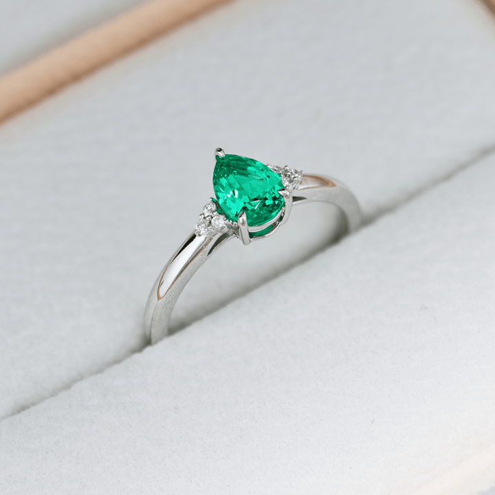 - Bagues Bague Cluster diamants et émeraude poire