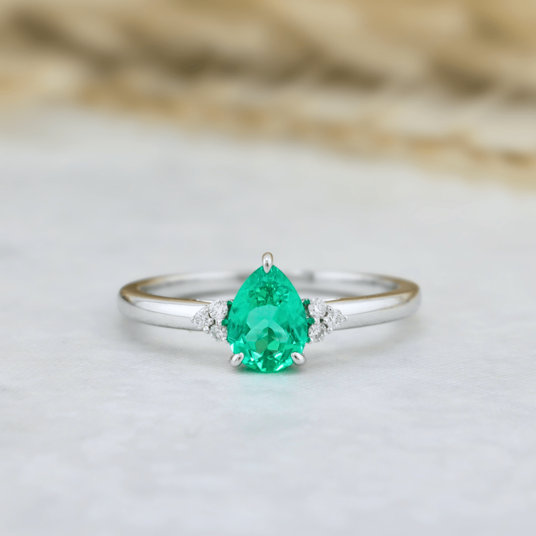- Bagues Bague Cluster diamants et émeraude poire