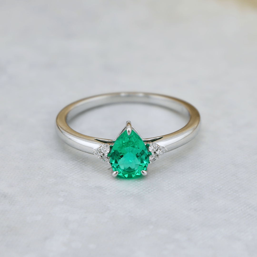 Bague Cluster diamants et émeraude poire - Bagues Bague Cluster diamants et émeraude poire | Mathieu Blanchard Mathieu Blanchard Joaillerie