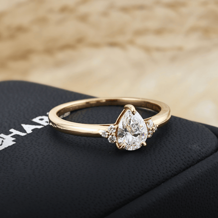Bague Cluster et diamants - Bagues Bague Poire Cluster en diamants de laboratoire | Mathieu Blanchard Mathieu Blanchard Joaillerie