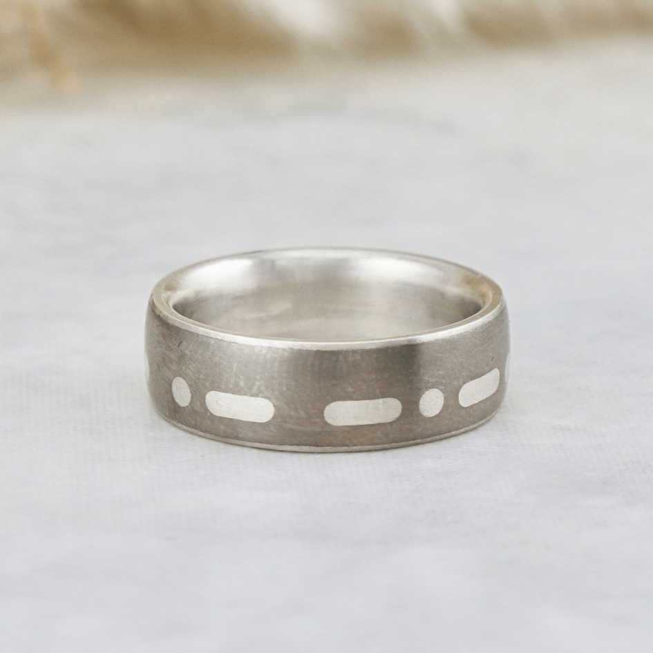 Bague Code Morse et en titane Christine Dwane Bague Code Morse à personnaliser en argent et titane | Christine Dwane x Mathieu Blanchard Joailliers Mathieu Blanchard Joaillerie