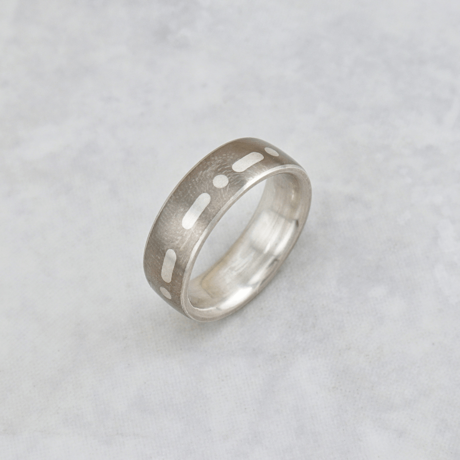 Bague Code Morse et en titane Christine Dwane Bague Code Morse à personnaliser en argent et titane | Christine Dwane x Mathieu Blanchard Joailliers Mathieu Blanchard Joaillerie