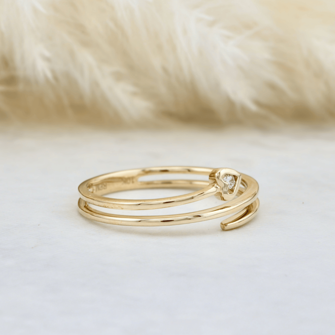 Bague Cœur et diamants en or jaune 10K - Bagues Bague minimaliste Coeur en or jaune 10K et diamants | Mathieu Blanchard Mathieu Blanchard Joaillerie