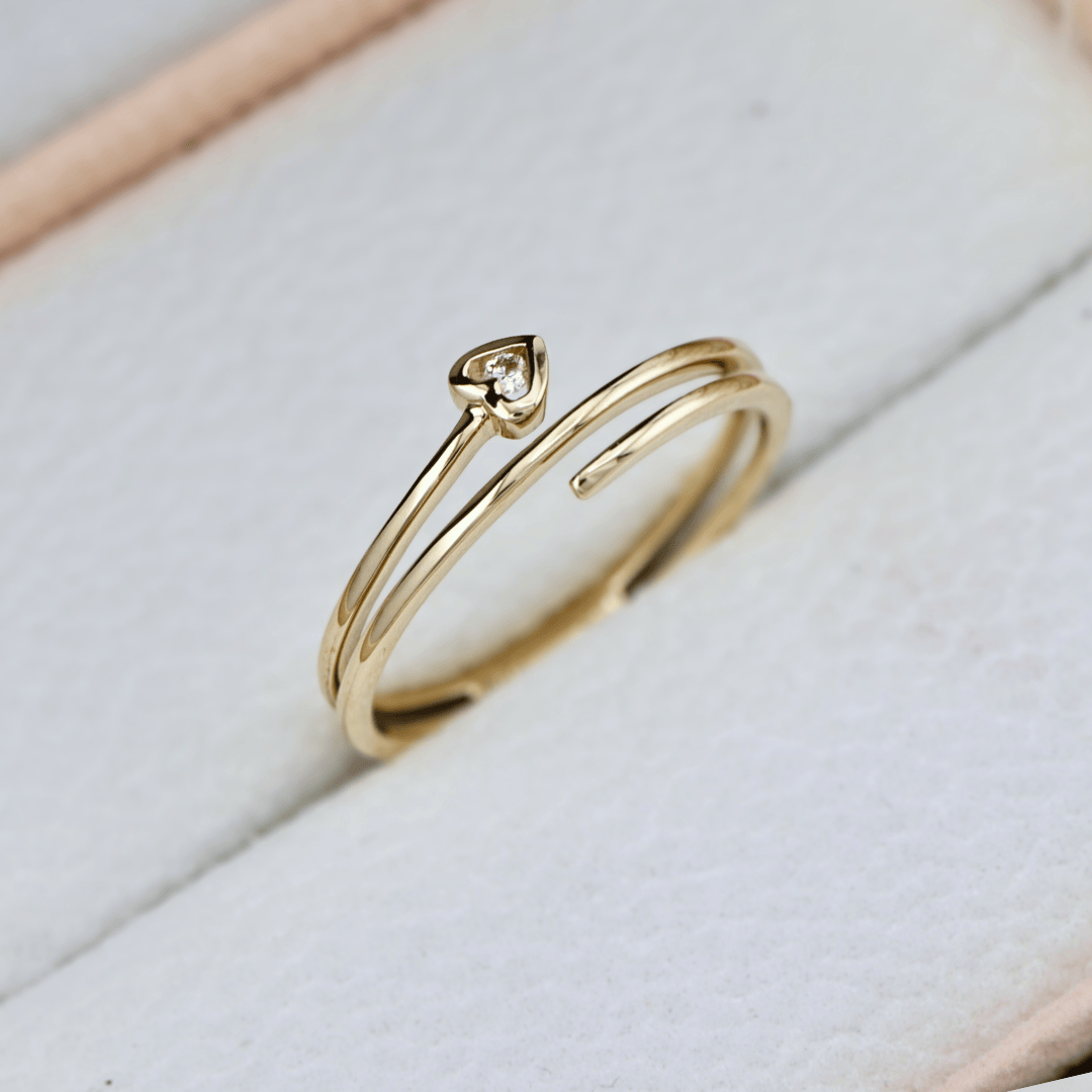 Bague Cœur et diamants en or jaune 10K - Bagues Bague minimaliste Coeur en or jaune 10K et diamants | Mathieu Blanchard Mathieu Blanchard Joaillerie
