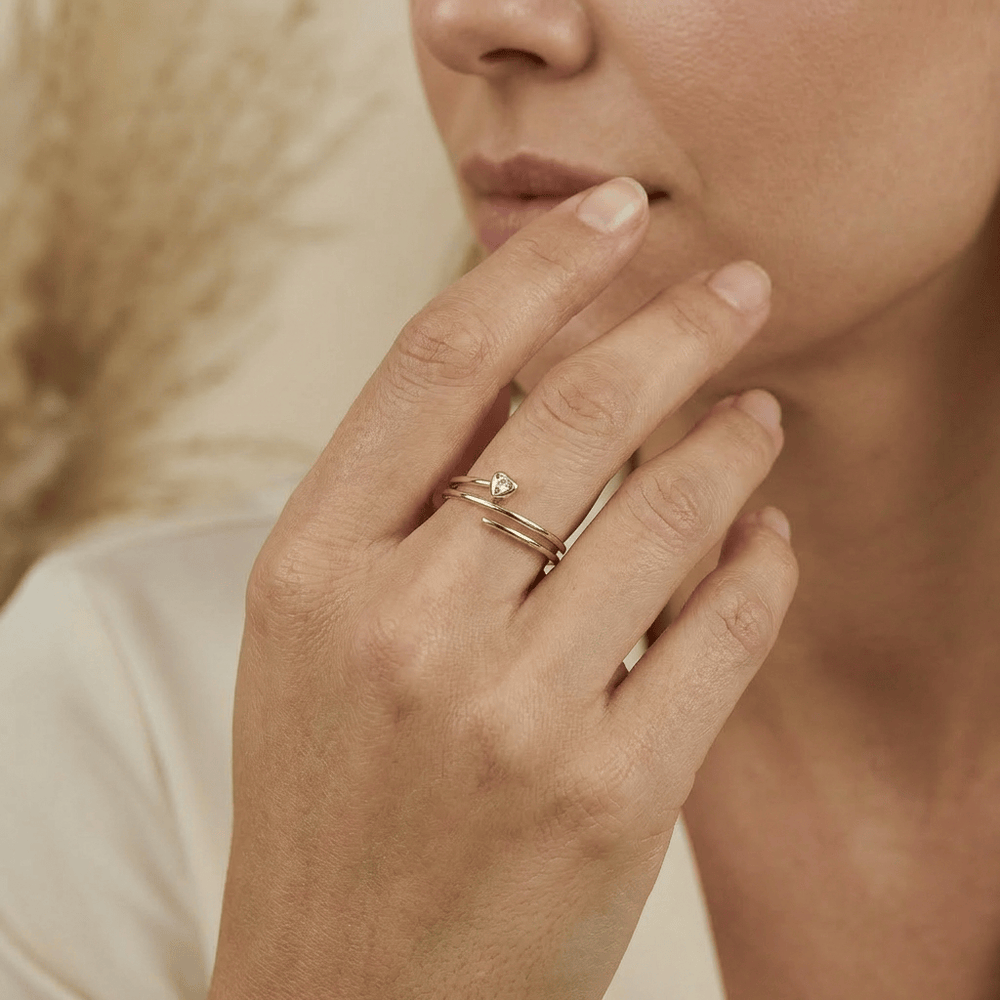 Bague Cœur et diamants en or jaune 10K - Bagues Bague minimaliste Coeur en or jaune 10K et diamants | Mathieu Blanchard Mathieu Blanchard Joaillerie