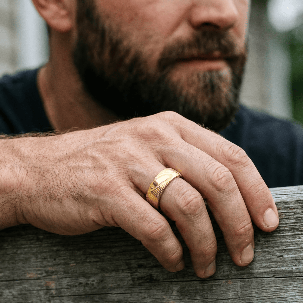 Bague Damas Doré en tungstène Roadtripmadewood Bagues Bague Effet Damas Doré en tungstène | Mathieu Blanchard® Mathieu Blanchard Joaillerie