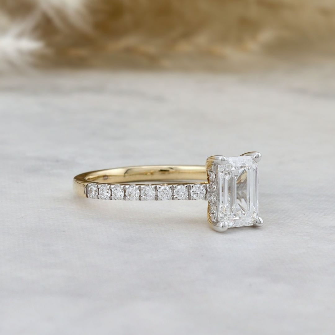 Mathieu Blanchard Bagues Bague diamant solitaire taille émeraude avec halo caché