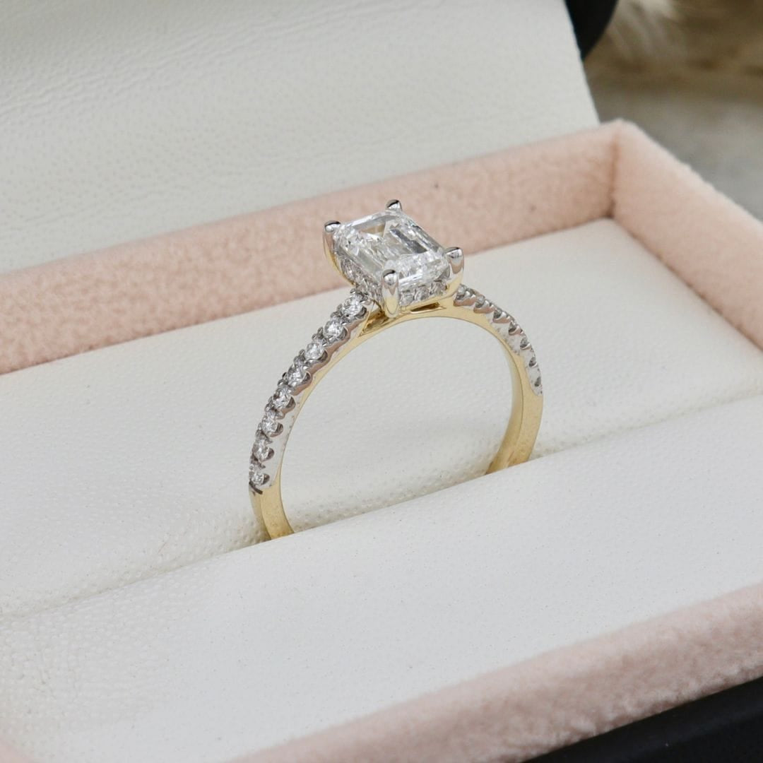 Mathieu Blanchard Bagues Bague diamant solitaire taille émeraude avec halo caché
