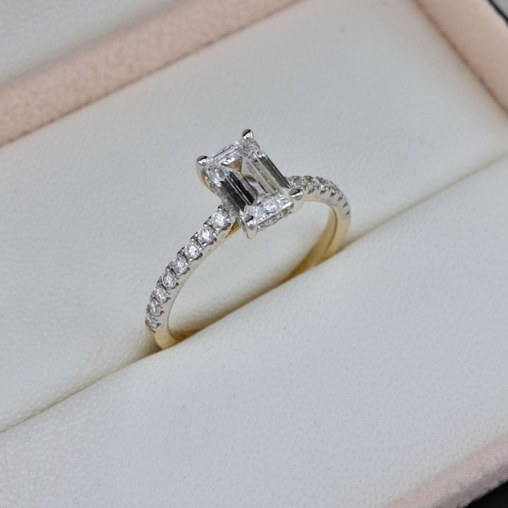 Mathieu Blanchard Bagues Bague diamant solitaire taille émeraude avec halo caché