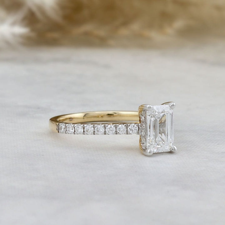 Bague diamant solitaire taille émeraude avec halo caché Mathieu Blanchard Bagues Bague de fiançailles taille émeraude avec halo caché | Mathieu Blanchard Mathieu Blanchard Joaillerie